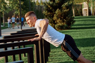 Parktaki çocuk parkı egzersizindeki adam.