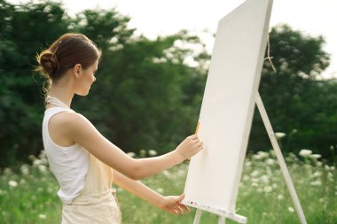 Kadın sanatçı doğa manzara sanatı hobisi