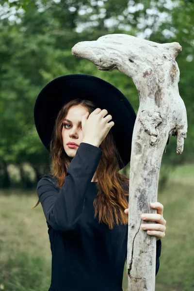 Жінка в костюмі відьми Хеллоуїн ліс персонал готика — стокове фото