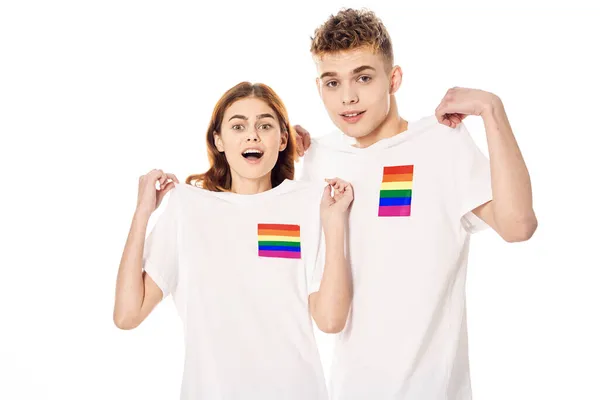 Par i vita t-shirts flagga lgbt transpersoner sexuella minoriteter — Stockfoto