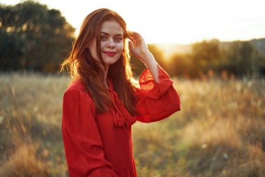 Kırmızılı kadın özgürlük yolunda yürüyor.