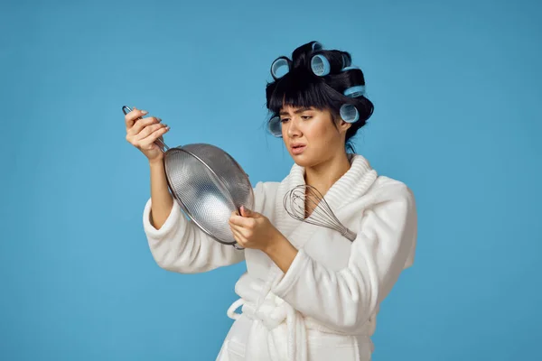 Dona de casa em branco casaco tarefas domésticas limpeza azul fundo — Fotografia de Stock