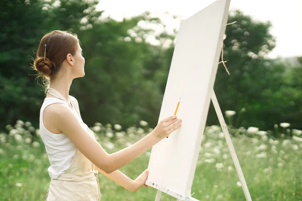 Woman artist nature drawing landscape art hobby — Stock Photo, Image