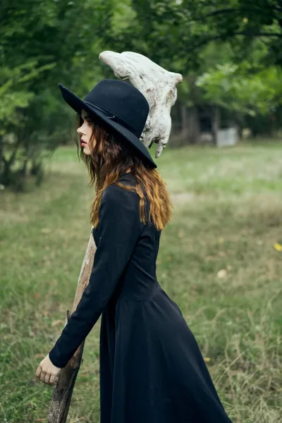 Nő boszorkány ruha fantasy magic erdő pózol — Stock Fotó