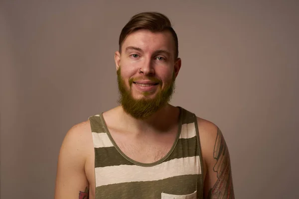 Schöner Mann mit Tätowierungen auf den Armen modische Frisur Emotionen — Stockfoto