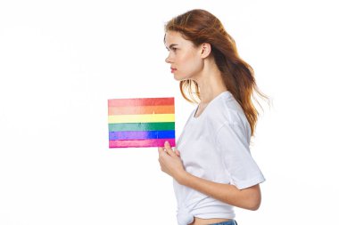 Beyaz tişört giyen kadın lgbt bayrak mucidi topluluğu