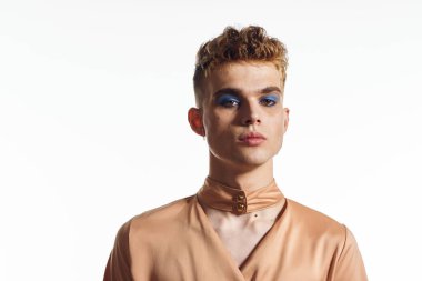 Kadın makyaj transseksüeli olan bir adam moda dünyasına poz veriyor.
