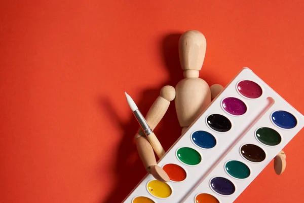 Barvy pro výtvarník kreslení školní učení umění červené pozadí — Stock fotografie
