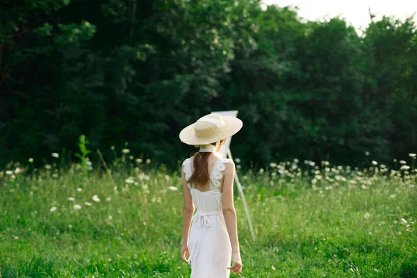 Mulher bonita em vestido branco ao ar livre cavalete arte — Fotografia de Stock