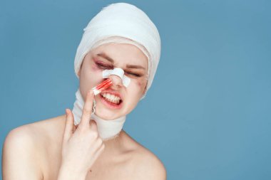 Burun tamponunda kan lekesi olan birinin yüzü izole edilmiş.