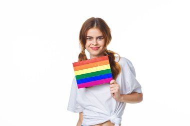 Beyaz tişört giyen kadın lgbt bayrak mucidi topluluğu