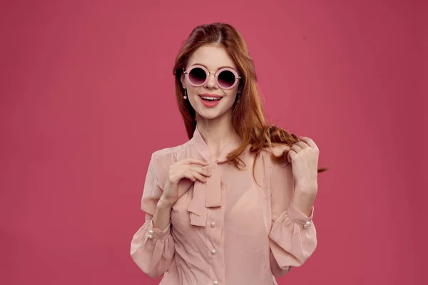 Vacker kvinna Glamor smycken mode rosa bakgrund — Stockfoto