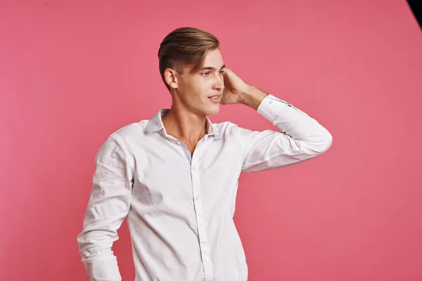 Homem bonito posando camisa branca moda auto confiança estúdio estilo de vida — Fotografia de Stock