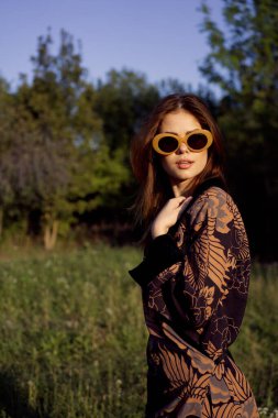 Güneş gözlüklü şık bir kadın yaz havası var.