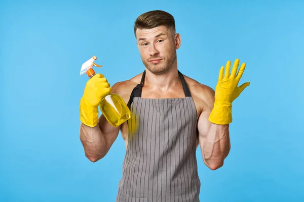 Een man in rubberen gele handschoenen met een bord in zijn handen afwas service — Stockfoto