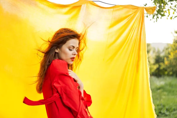 Bella donna in abito rosso all'aperto natura panno giallo — Foto Stock