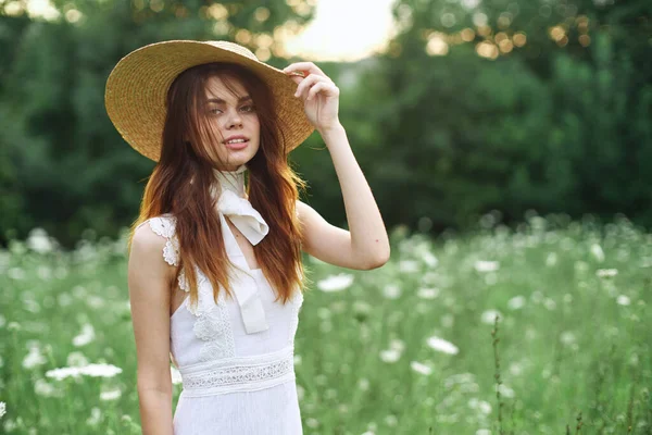 Vacker kvinna i hatt promenad natur poserar mode — Stockfoto