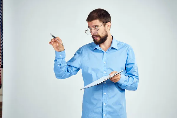 Manager in blauw shirt dragen bril succes emoties Professioneel — Stockfoto