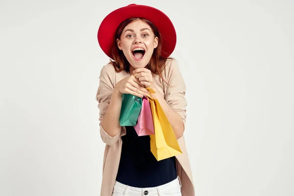 다채 로운 색깔의 아름다운 한 여인 이외 딴 배경을 쇼핑하는 감정을 담고 있다 — 스톡 사진