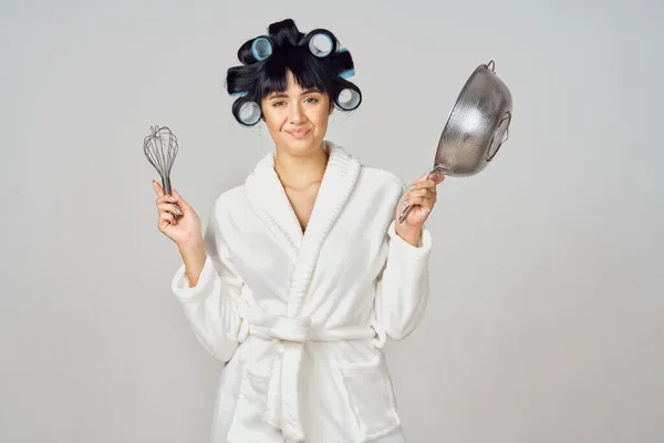 Kobieta w białym szlafroku z lokami na głowie odrabiająca lekcje w kuchni — Zdjęcie stockowe