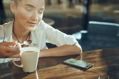 Kafe 'de iş kadını iletişimi boş vakitlerinde.