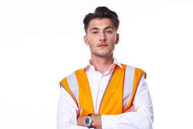 Turuncu yelek giyen mühendis profesyonel poz veriyor.