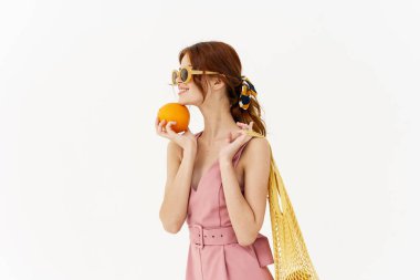 Pembe elbiseli kadın. Model pozu. İzole edilmiş arka plan.