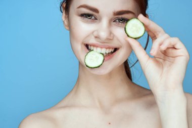 Çıplak omuzlu kadın salatalık vitaminleri sağlıklı mavi arka plan