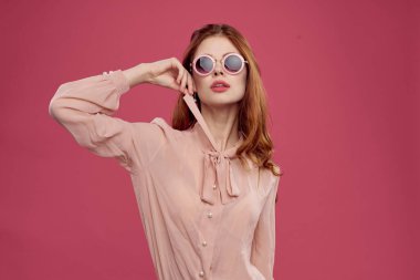 Güzel kadın güneş gözlüğü modern tarz cazibe stüdyo modeli