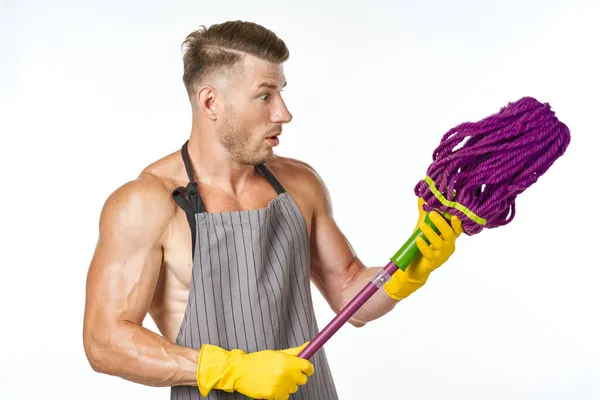 Sportieve man in schorten met een dweil schoonmaak service — Stockfoto