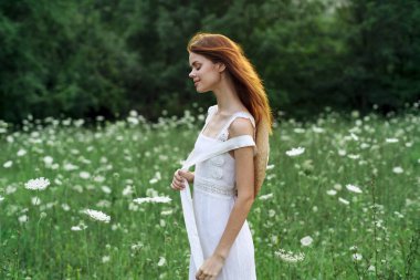 Beyaz elbiseli kadın çiçekler doğa yürüyüşü cazibesi