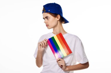 lgbt bayrağı taşıyan kadın cinsiyet değiştirme topluluğunun aydınlık arka planı