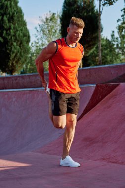 Parkta egzersiz yapan bir adam.