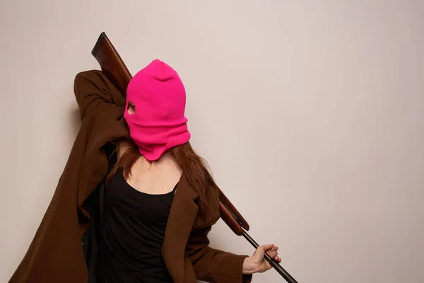 여성 총기 난사 사건의 위험성 이 뚜렷하지 않은 배경 — 스톡 사진