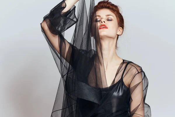 Жінка в чорній сукні косметичні емоції позує гламур — стокове фото