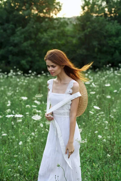 Femme en robe blanche fleurs nature promenade charme — Photo