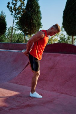 Sporcu adam spor sahasında spor yapıyor.