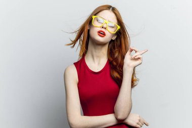 Güzel kadın sarı gözlüklü. Saç stili yakın çekim.