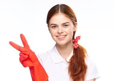 Kırmızı lastik eldivenli temizlikçi kadın eğlenceli ışık arkaplanı oluşturuyor.