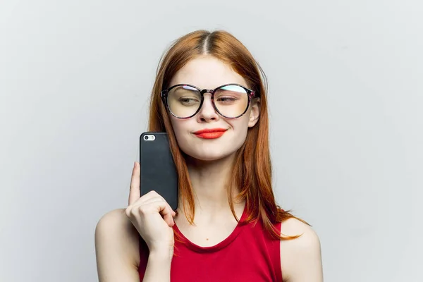Bella donna in occhiali con telefono nelle mani tecnologia di comunicazione — Foto Stock