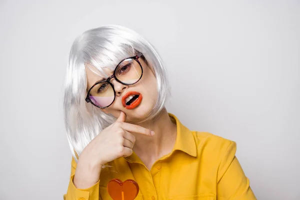 Vacker kvinna med glasögon vitt hår klubba lyx — Stockfoto