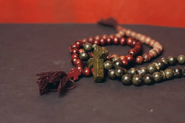 Růženec korálky ortodoxní kříž close-up křesťanství víra Bible — Stock fotografie