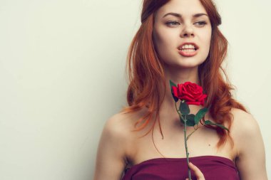 Gül çiçeği makyajlı çekici kadın romantizm modeli