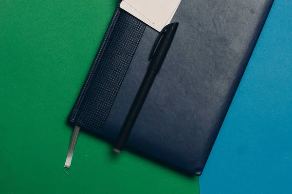 Олівці блокноти барвистий дизайн паперових офісних паперів — стокове фото