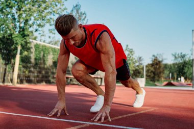 Spor sahası egzersizlerinde kaslı sporcular.