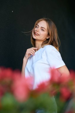 Güzel bir kadın açık havada temiz hava yaşam tarzıyla yürür.