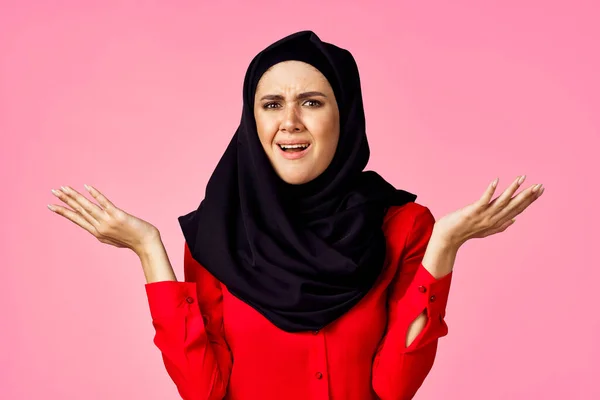 Эмоциональная женщина в черном хиджабе и покупки — стоковое фото