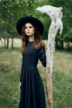 Cadı kostümlü kadın sihirli orman pozu