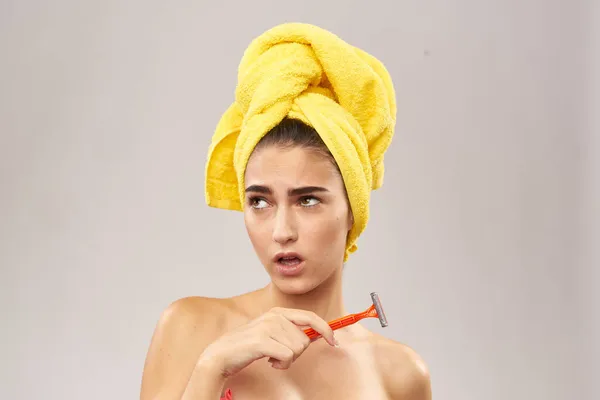 Schöne Frau nackte Schultern saubere Haut Rasieren Dusche — Stockfoto