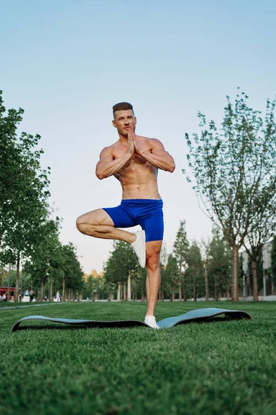 穿着蓝色短裤的运动员在公园里锻炼 — 图库照片